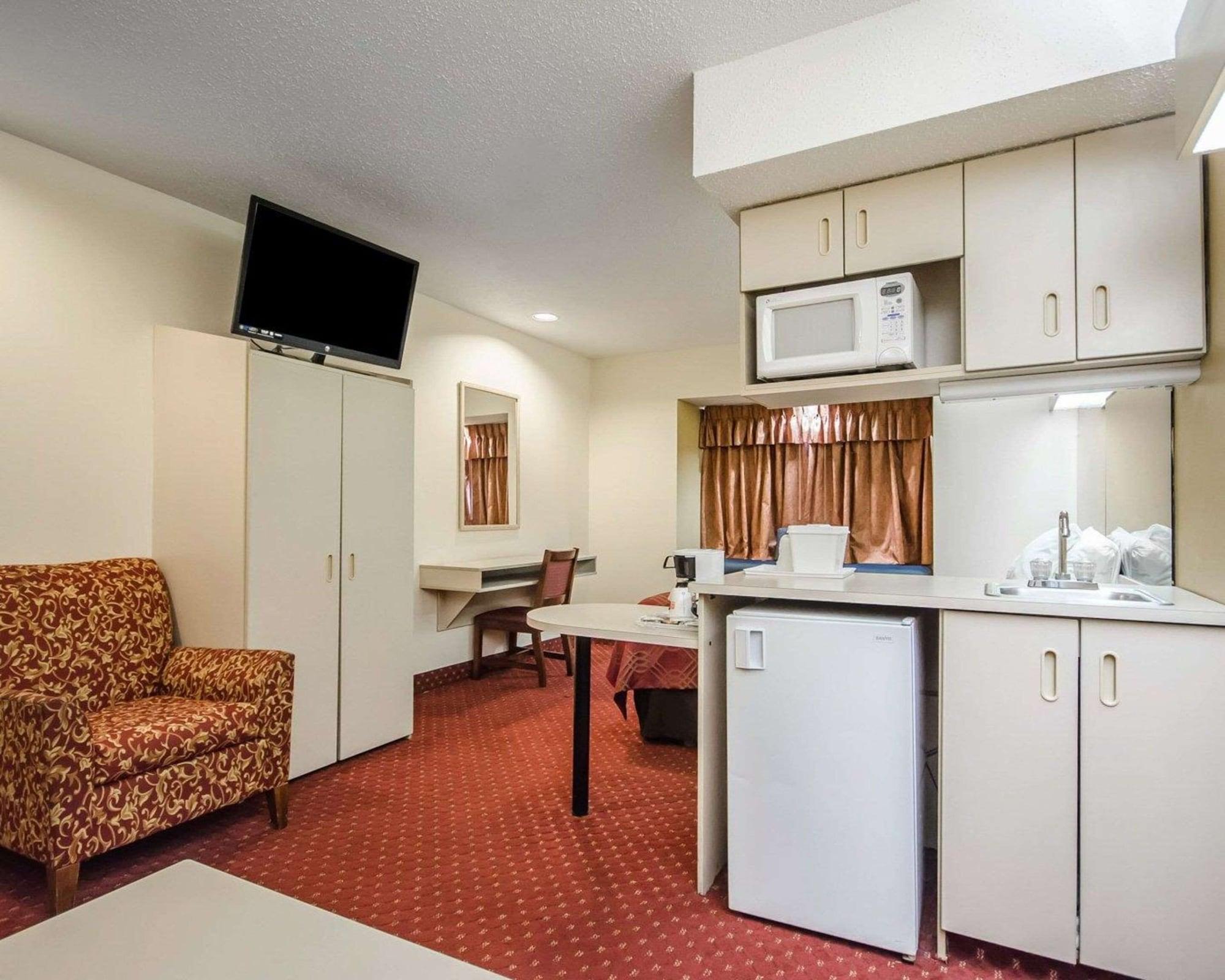 Econo Lodge Inn & Suites Evansville Stevenson Exterior photo