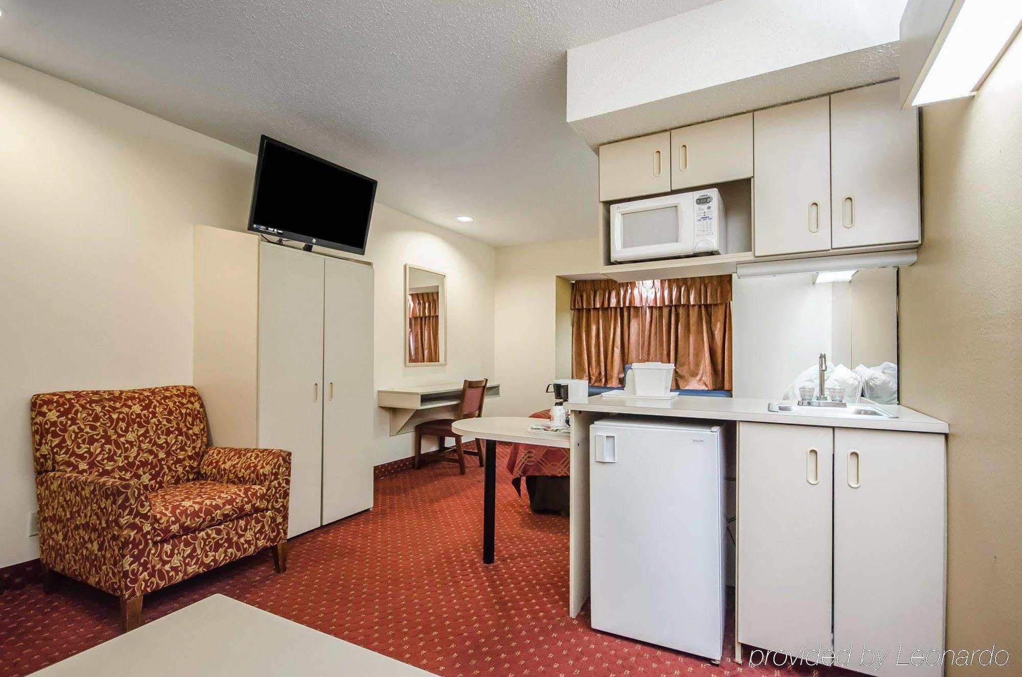 Econo Lodge Inn & Suites Evansville Stevenson Exterior photo